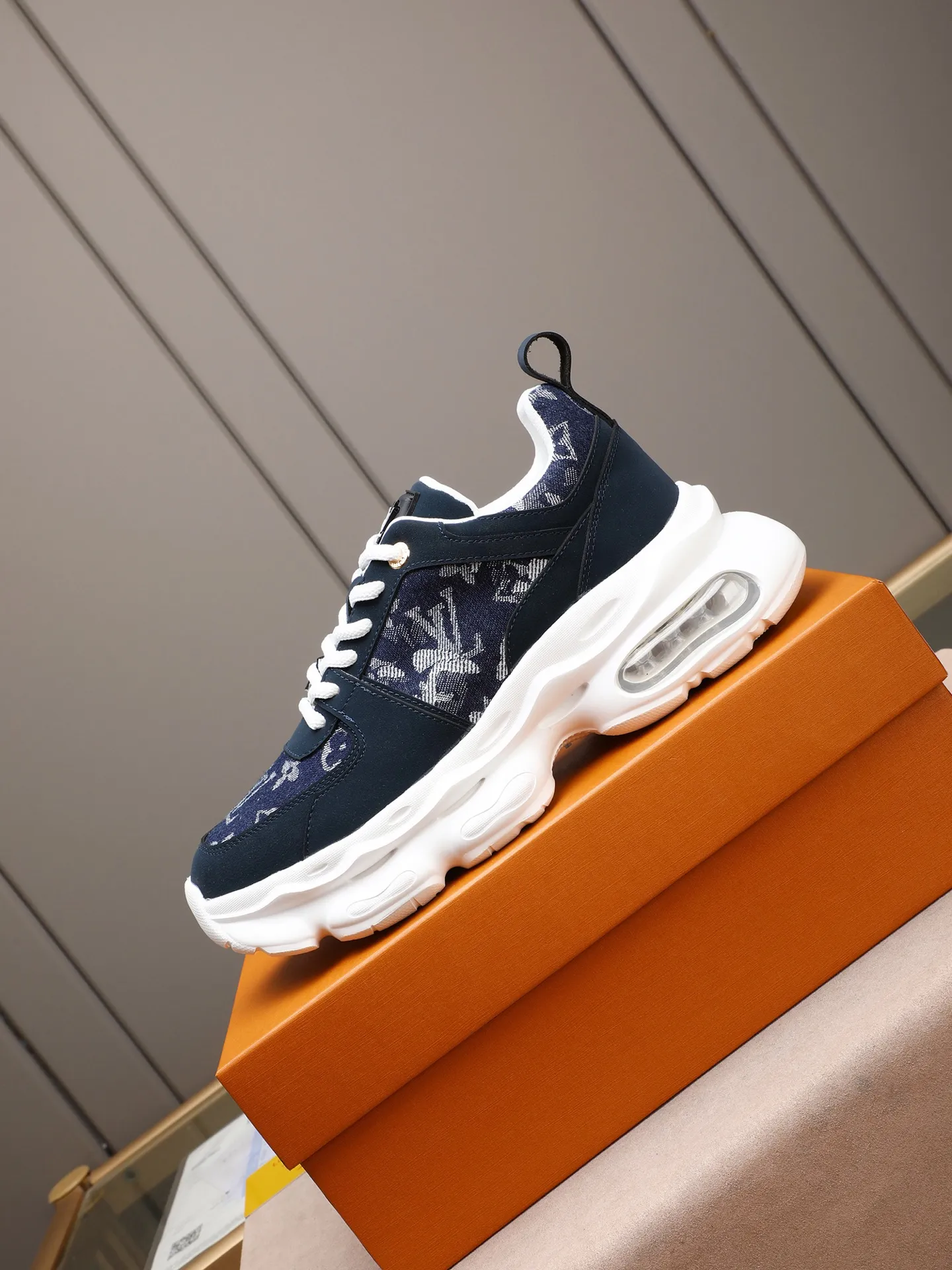 Men's shoes 💰460 [LV] Made of imported L special materials spliced ​​with cowhide and comfortable mesh lining. Private molded foam air cushion outsole, super light and comfortable on the feet! Perfect last shape, generous and fashionable design, 5 colors available! Code number: 38–44 (45 customized